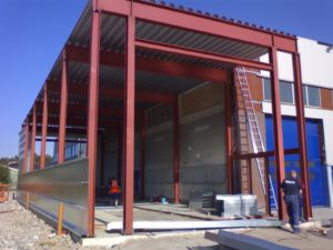 Stålkonstruksjon for lastebilvaskehall- under bygging